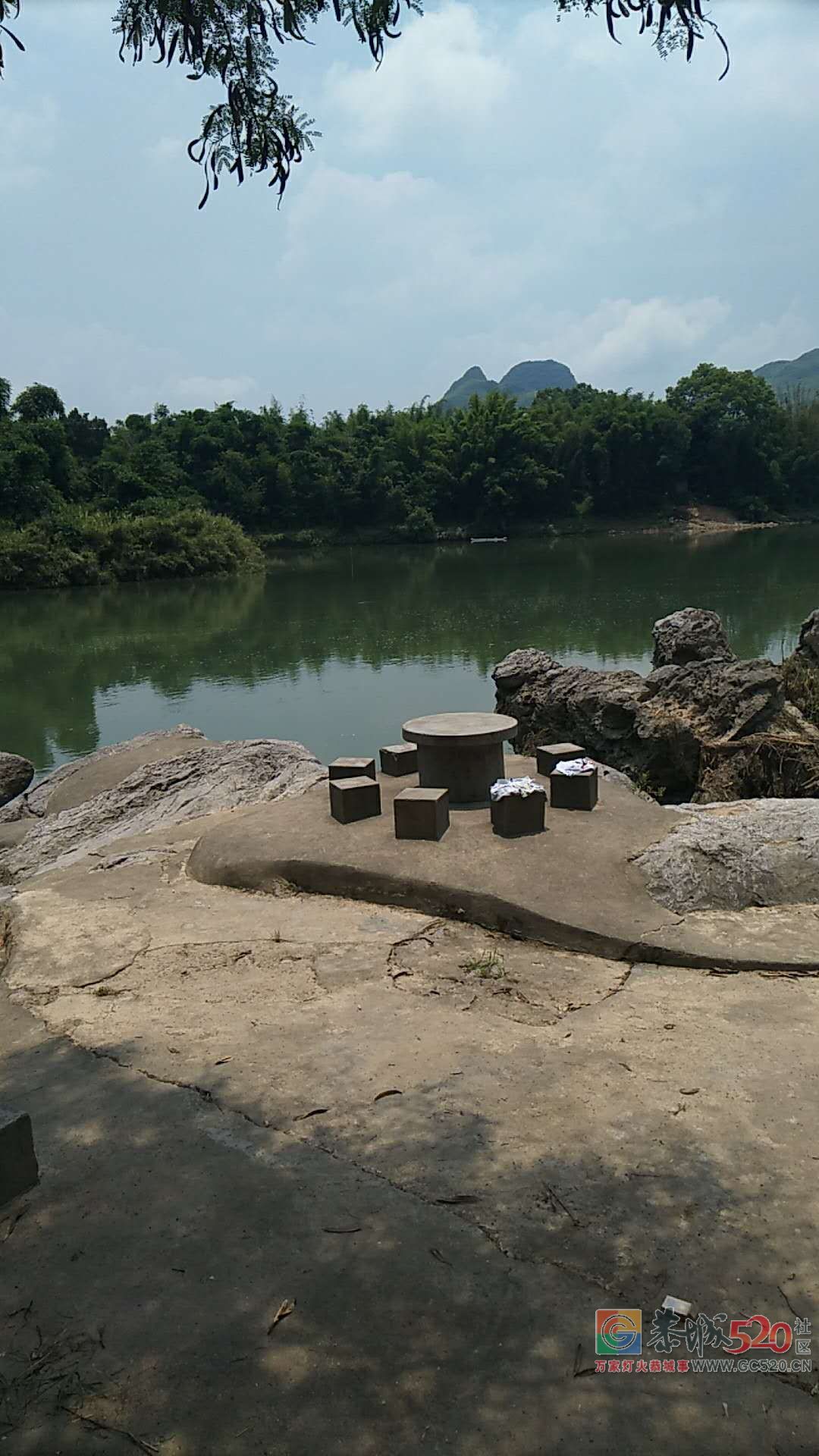 信合苑外贸河边有套小孩的外衣外裤放在石凳上已经一天了284 / 作者:承接水电安装 / 帖子ID:261910