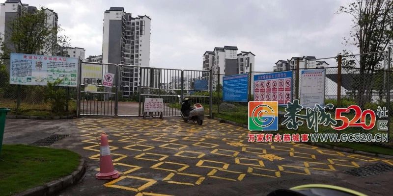 司机们注意了！这是体育场，不是停车场！488 / 作者:分类小编 / 帖子ID:262946
