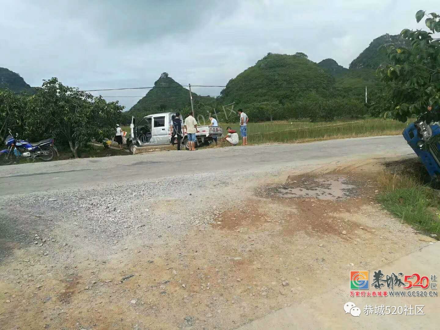 险！西岭路段一拖车拉着挖掘机与小货车冲下道路两旁果地703 / 作者:分类小编 / 帖子ID:262956
