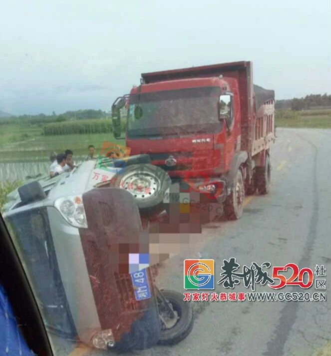 嘉会龙江口桥路段一面包车疑似超车撞翻路边三轮车后剐蹭到大车发生侧翻308 / 作者:茶江余晖 / 帖子ID:262984