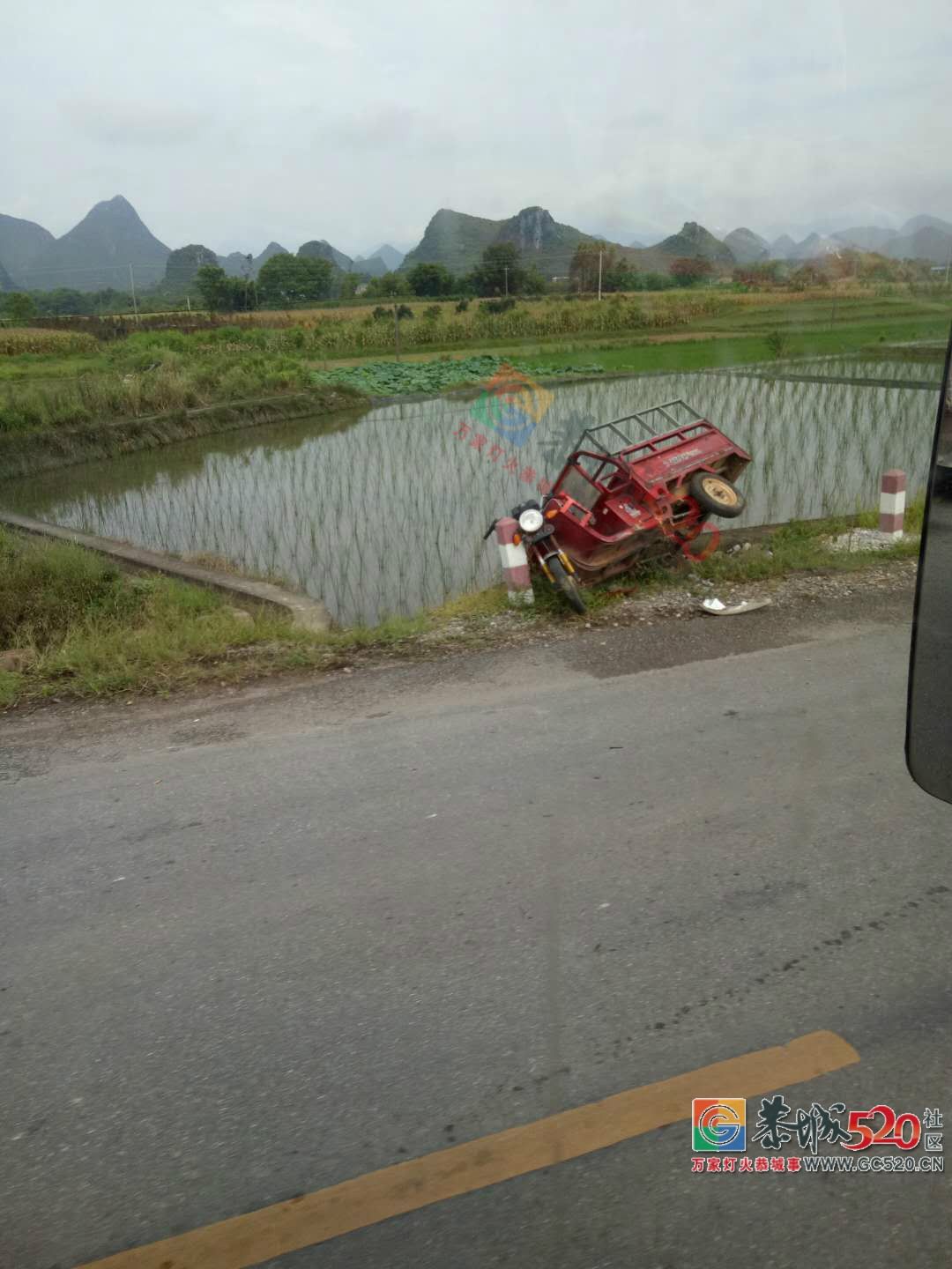 嘉会龙江口桥路段一面包车疑似超车撞翻路边三轮车后剐蹭到大车发生侧翻113 / 作者:茶江余晖 / 帖子ID:262984