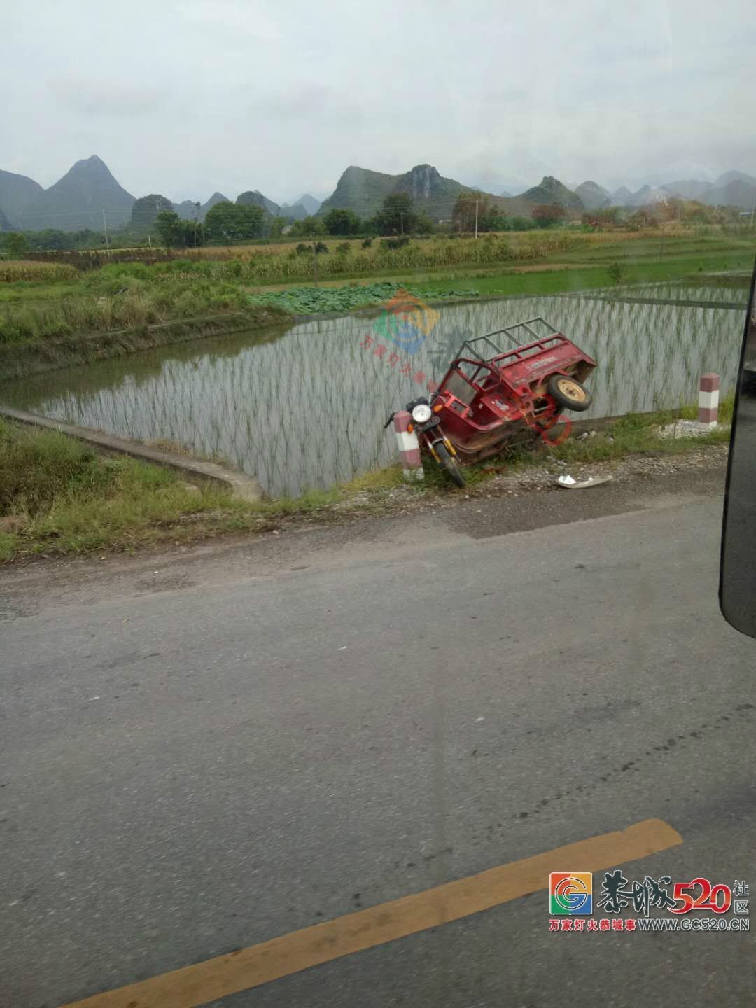 嘉会龙江口桥路段一面包车疑似超车撞翻路边三轮车后剐蹭到大车发生侧翻129 / 作者:茶江余晖 / 帖子ID:262984