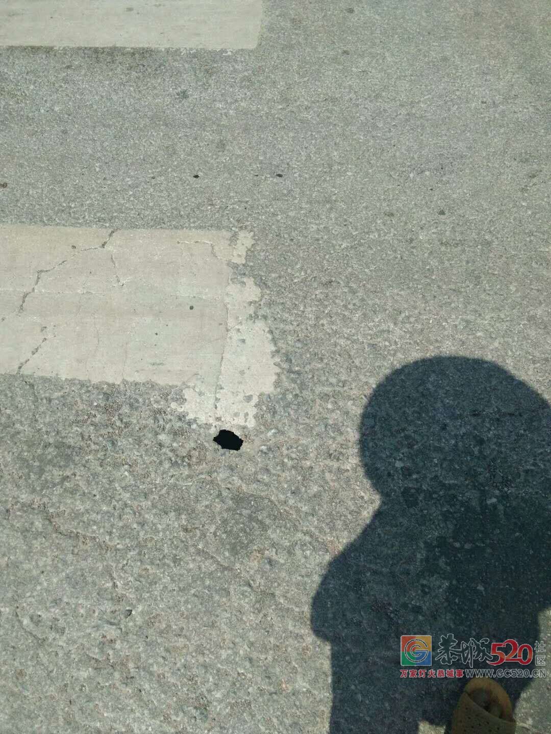 嘉会张家村路口公路有个洞 ，随时可以会出现塌陷！718 / 作者:儿时的回忆 / 帖子ID:263063