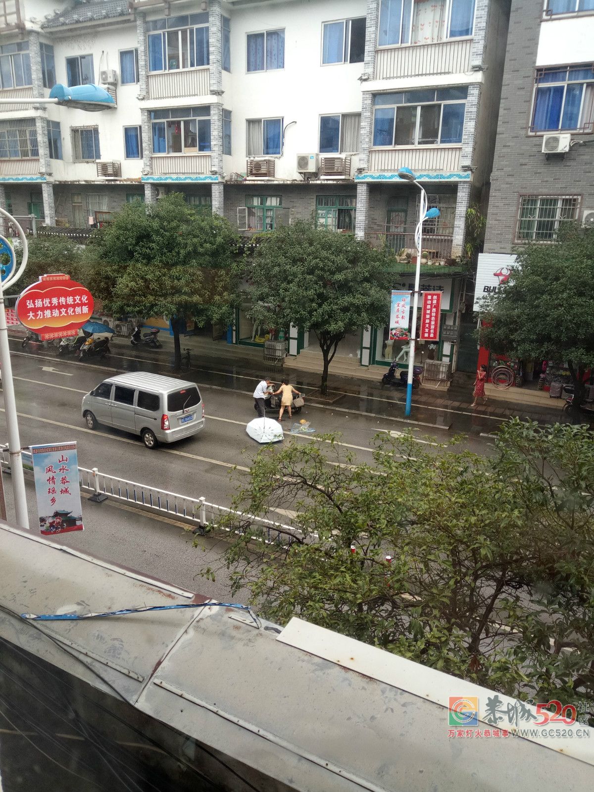 下雨天要小心啊，又有人开电动车摔跤了。121 / 作者:红花绿叶 / 帖子ID:263109