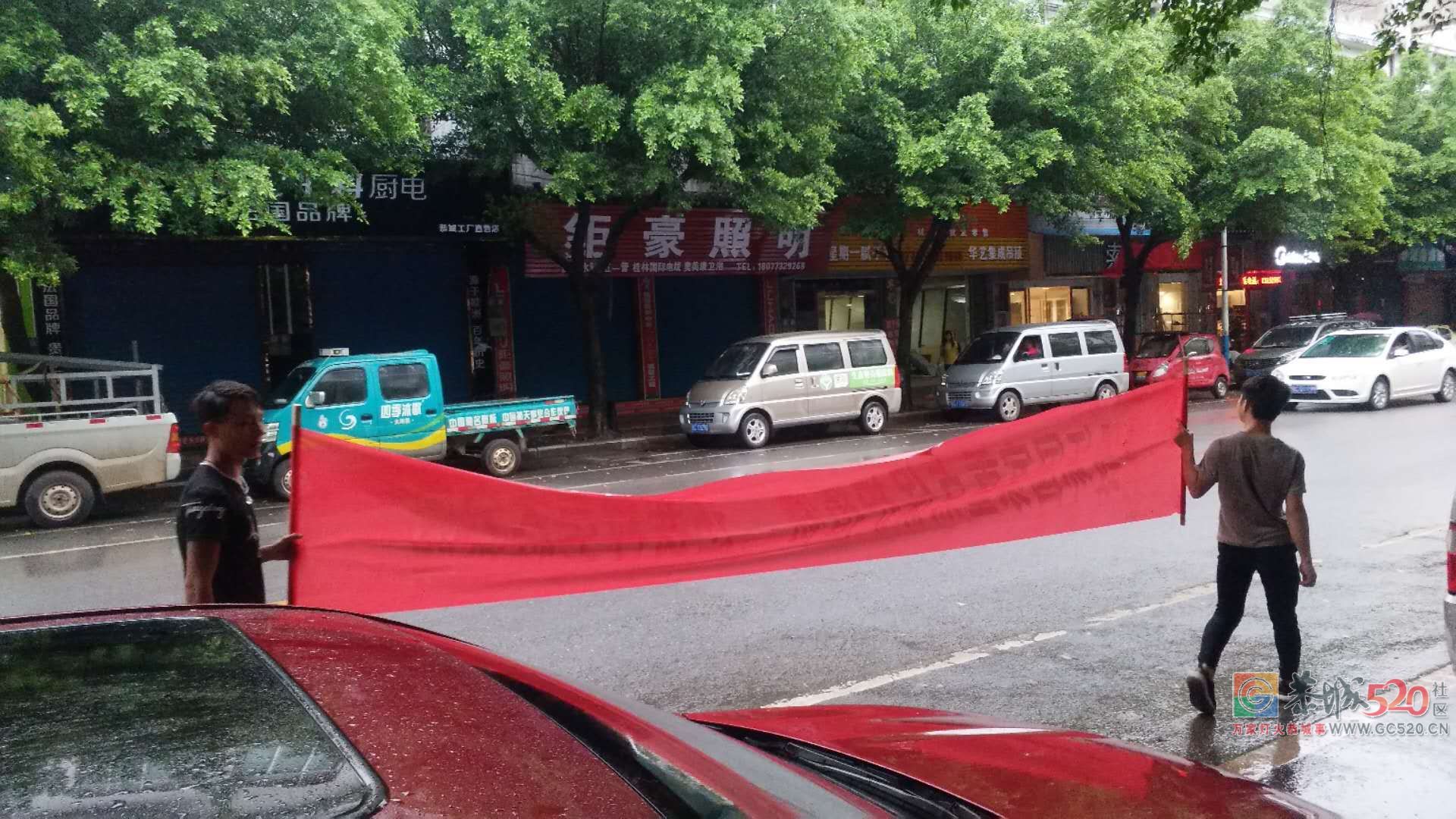 什么情况？恭城街大清早有人拉横幅游街！52 / 作者:赖拐 / 帖子ID:263113