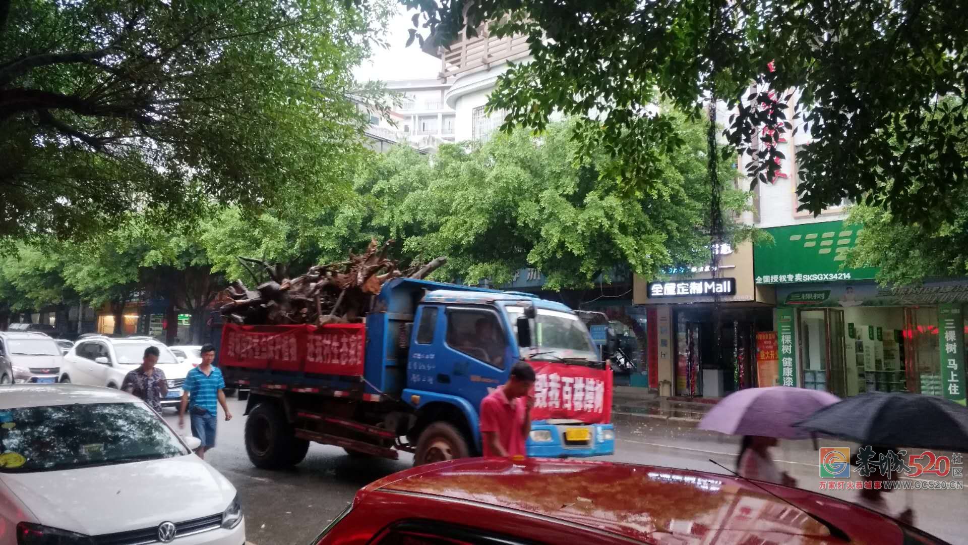 什么情况？恭城街大清早有人拉横幅游街！325 / 作者:赖拐 / 帖子ID:263113