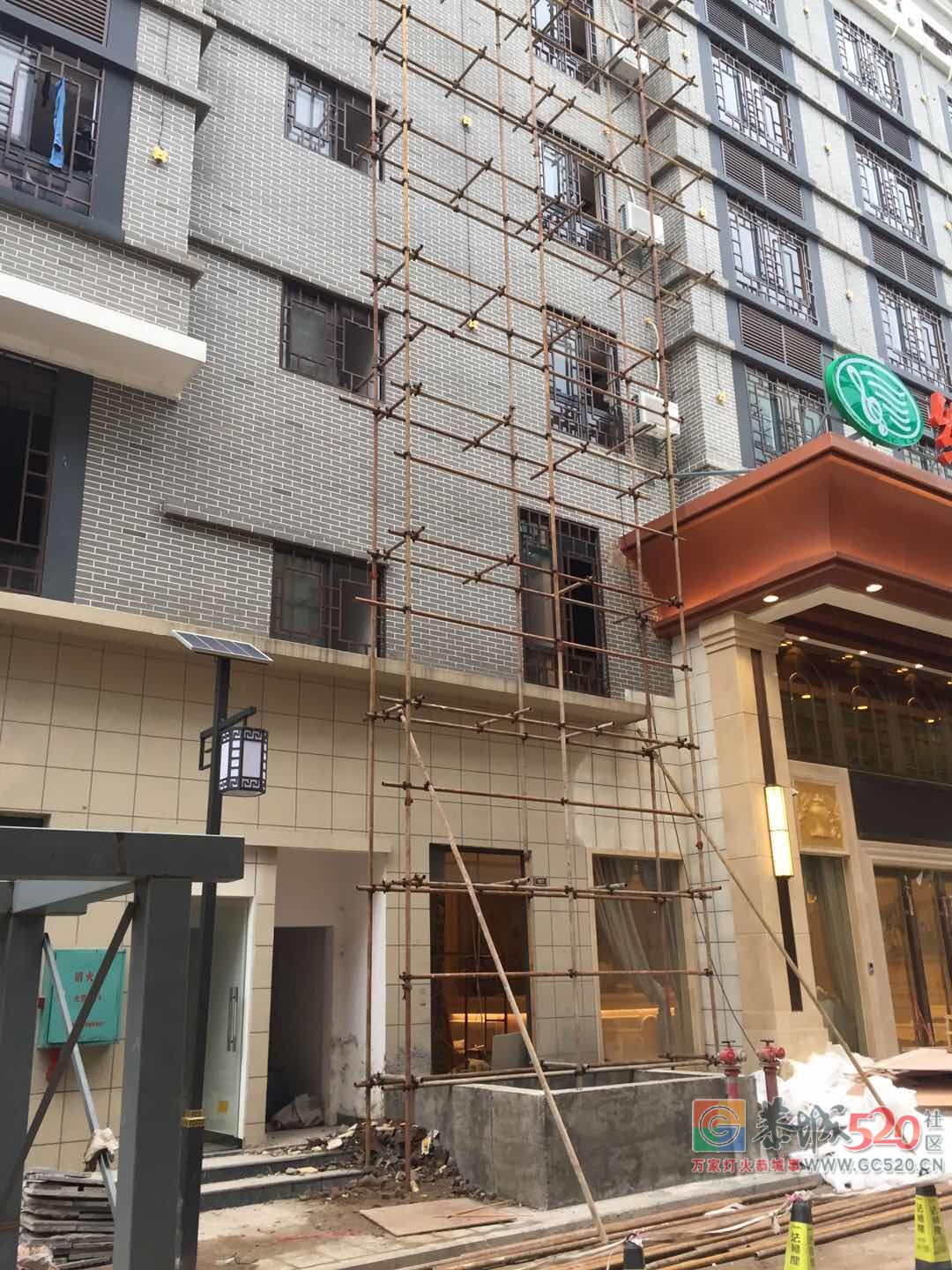 天街1号楼在未经任何批准的情况下，违法占用整段人行道建室外电梯807 / 作者:该做的事情 / 帖子ID:263170