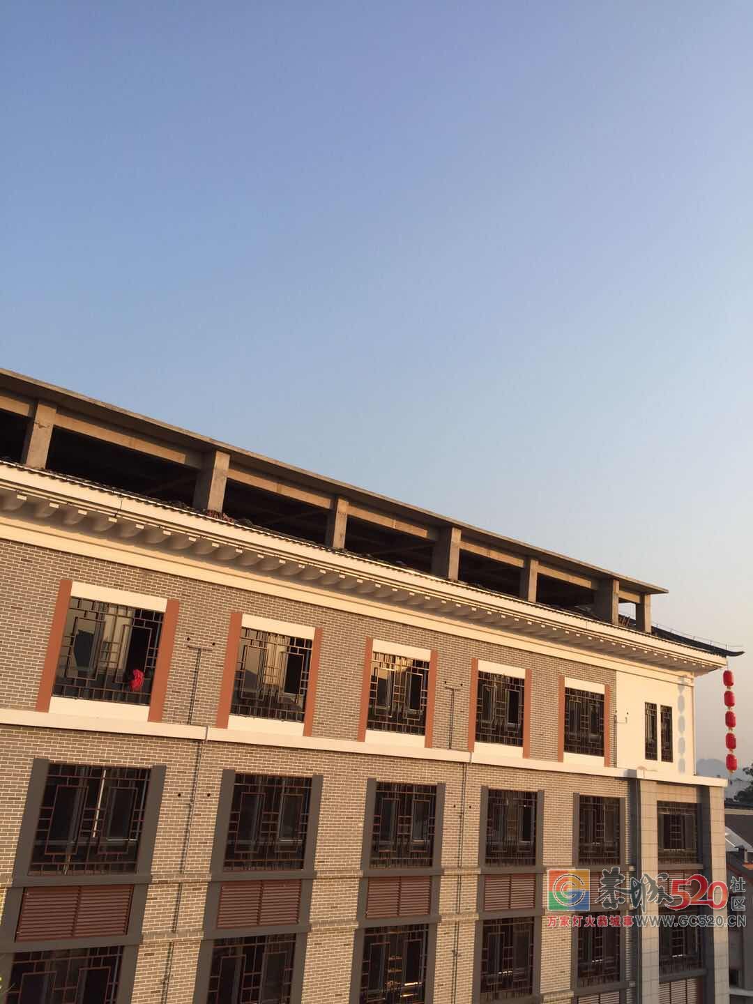 天街1号楼在未经任何批准的情况下，违法占用整段人行道建室外电梯540 / 作者:该做的事情 / 帖子ID:263170