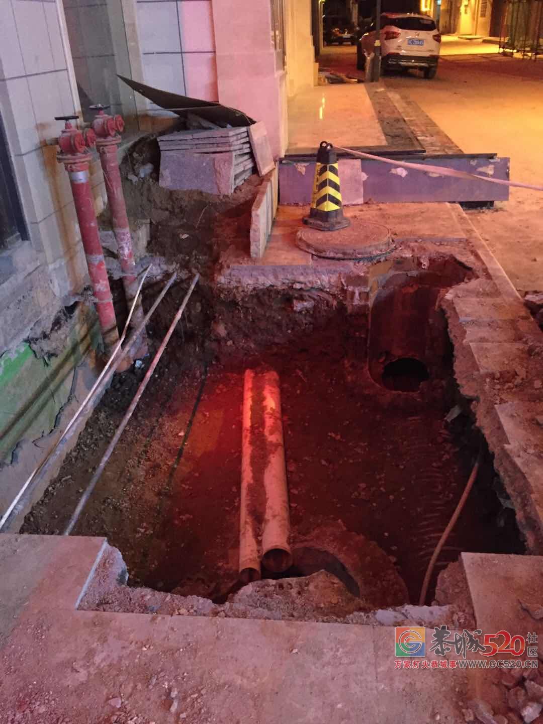 天街1号楼在未经任何批准的情况下，违法占用整段人行道建室外电梯696 / 作者:该做的事情 / 帖子ID:263170