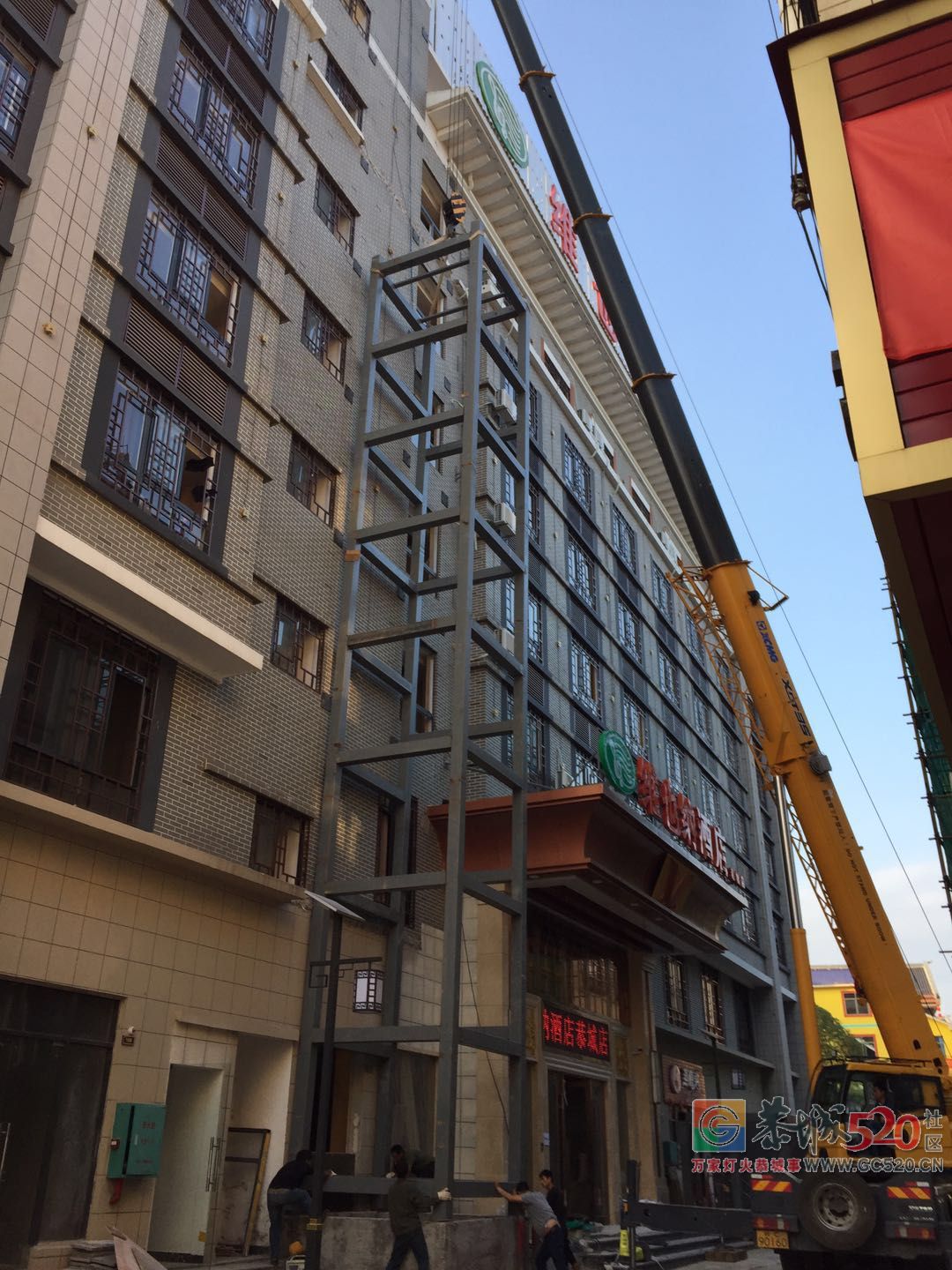 天街1号楼在未经任何批准的情况下，违法占用整段人行道建室外电梯567 / 作者:该做的事情 / 帖子ID:263170