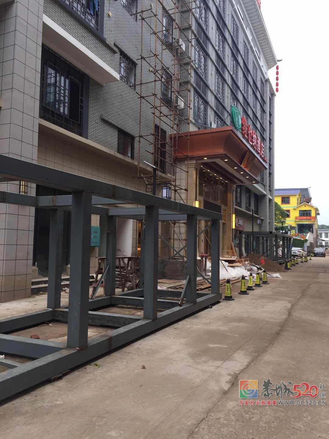 天街1号楼在未经任何批准的情况下，违法占用整段人行道建室外电梯514 / 作者:该做的事情 / 帖子ID:263170
