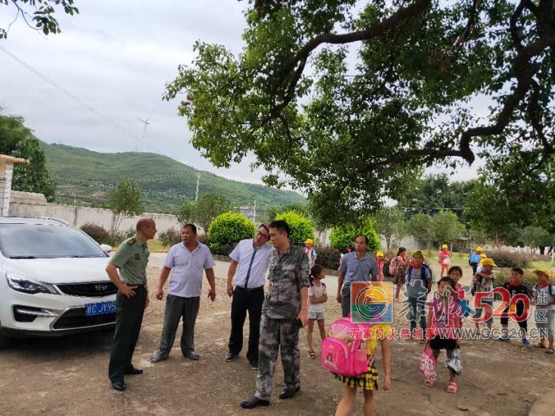 人武部刘部长，刘政委与西岭镇挖沟村委领导班子慰问了挖沟中中心校教师！335 / 作者:对岸烽火 / 帖子ID:263216