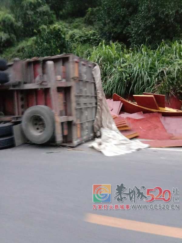 龙虎黄沙湾一货车发生侧翻！567 / 作者:边吃边拉 / 帖子ID:263878