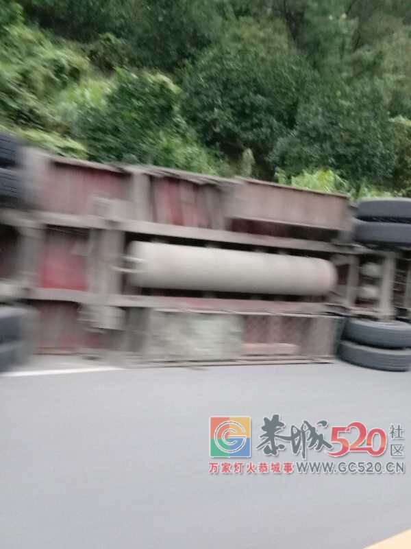 龙虎黄沙湾一货车发生侧翻！490 / 作者:边吃边拉 / 帖子ID:263878