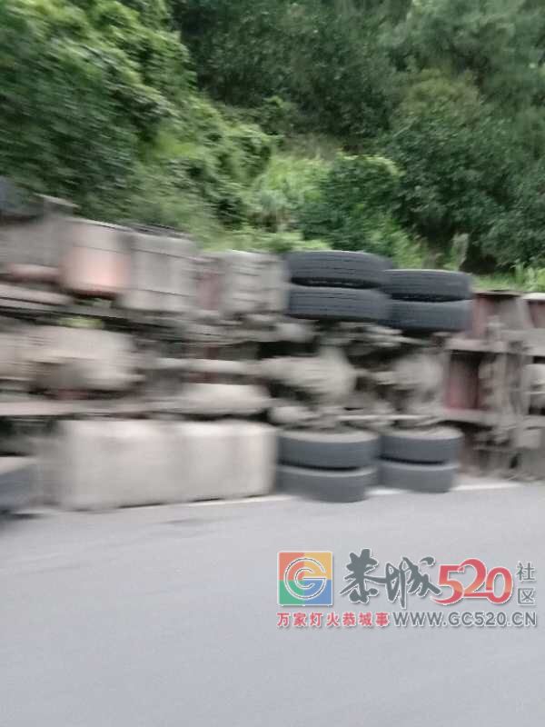 龙虎黄沙湾一货车发生侧翻！260 / 作者:边吃边拉 / 帖子ID:263878