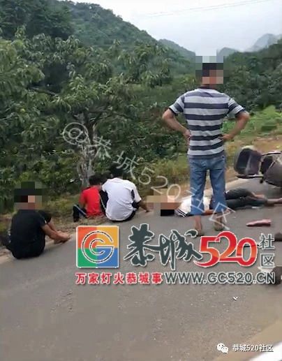 一辆坐着四人的电瓶车在莲花红岩路段与拖拉机相撞，一人倒在地上487 / 作者:狗婆蛇 / 帖子ID:264528