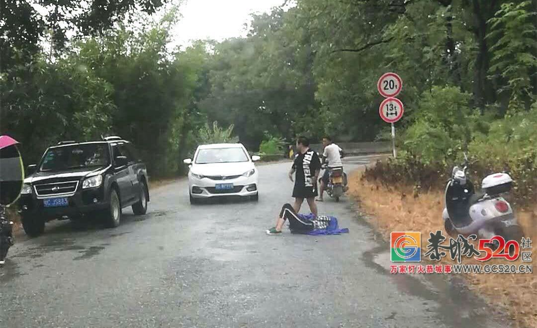 惊险！栗木一女子骑电动车雨衣不慎卷入轮下后倒地不起...25 / 作者:茶江余晖 / 帖子ID:264665