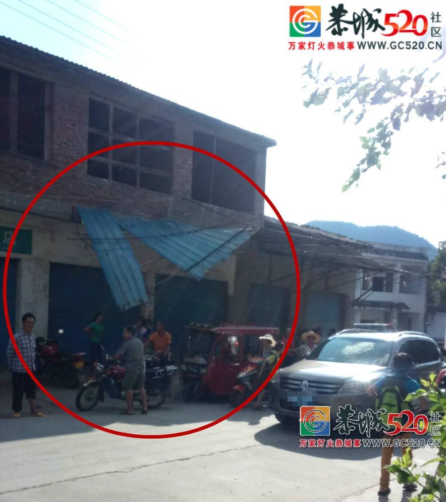 平安北溪小学对面铁皮棚铁皮摇摇欲坠，网友：砸到人再处理就晚了！115 / 作者:逢时 / 帖子ID:266035