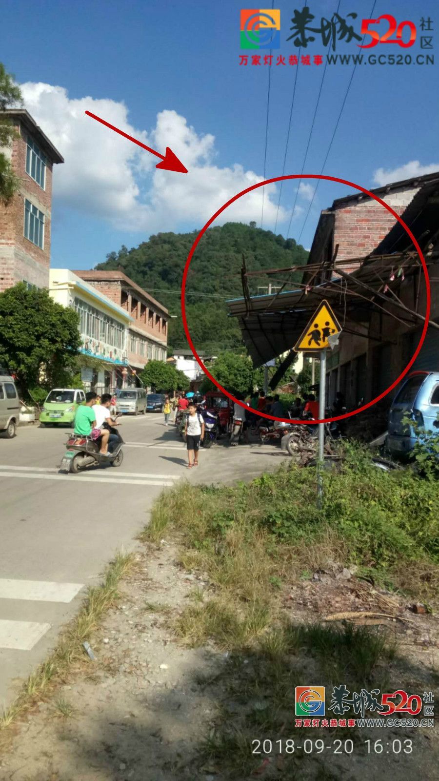 平安北溪小学对面铁皮棚铁皮摇摇欲坠，网友：砸到人再处理就晚了！966 / 作者:逢时 / 帖子ID:266035