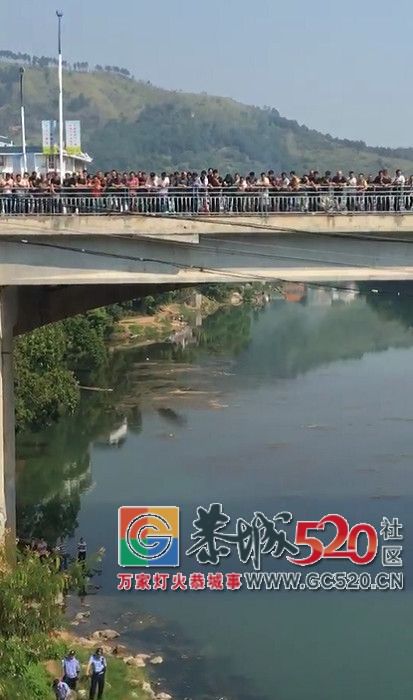 恭城茶江桥下民警围堵一男子，引数百民众围观，致桥上交通拥堵！956 / 作者:丽丽看花 / 帖子ID:266157