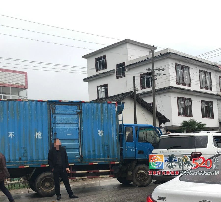 雨天路滑！恭城平安桐竹新村路段一货车冲上旁边车道撞上小车843 / 作者:东门头人 / 帖子ID:266246