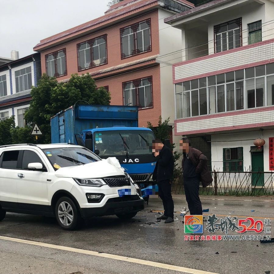 雨天路滑！恭城平安桐竹新村路段一货车冲上旁边车道撞上小车667 / 作者:东门头人 / 帖子ID:266246
