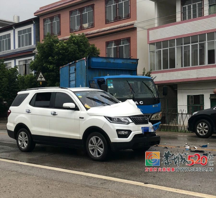 雨天路滑！恭城平安桐竹新村路段一货车冲上旁边车道撞上小车760 / 作者:东门头人 / 帖子ID:266246