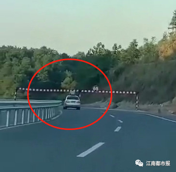 悲剧！13岁男孩探出轿车天窗，一头撞上限高杆！15秒视频记录下全过程600 / 作者:额外听歌 / 帖子ID:266326
