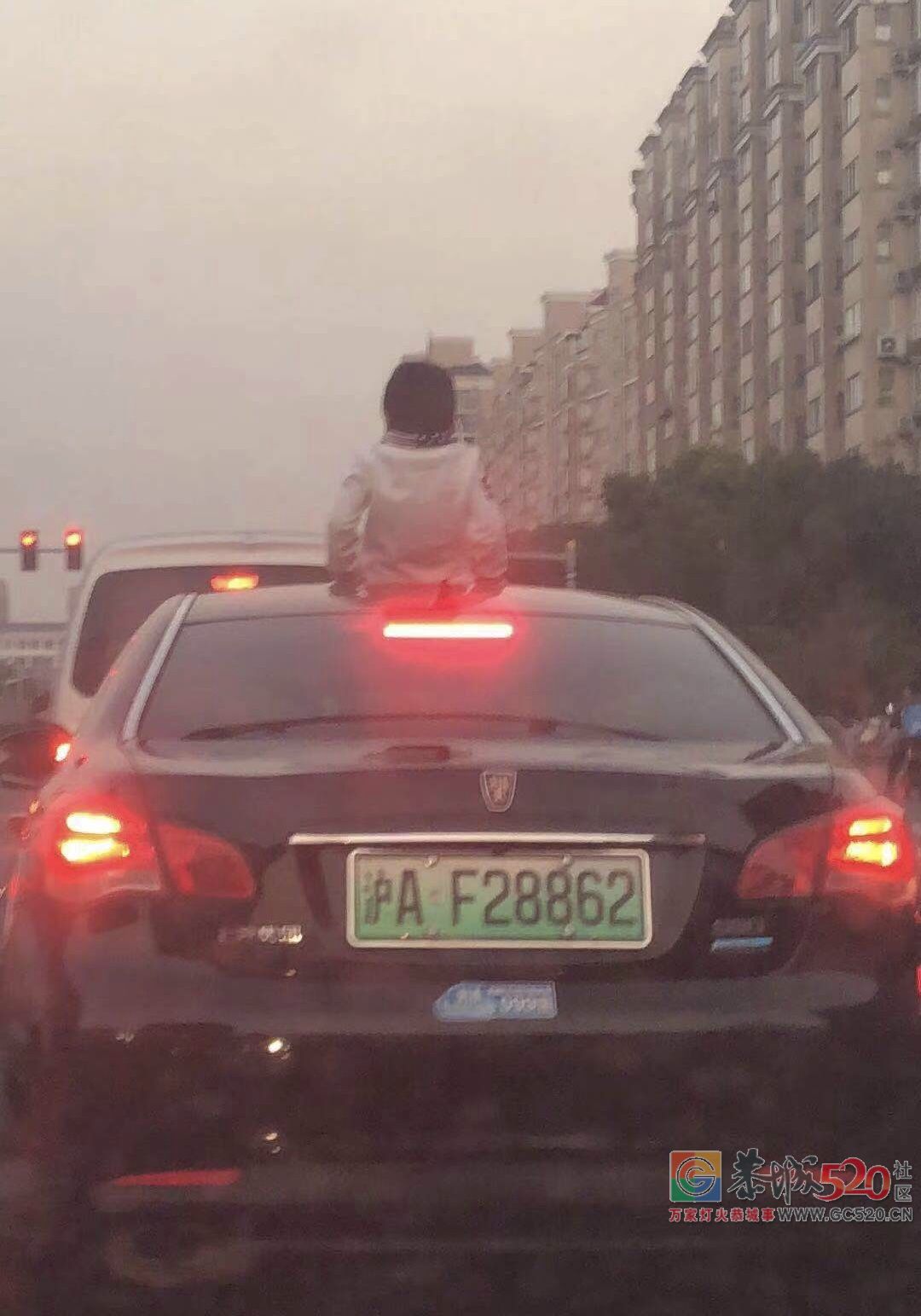 悲剧！13岁男孩探出轿车天窗，一头撞上限高杆！15秒视频记录下全过程394 / 作者:额外听歌 / 帖子ID:266326