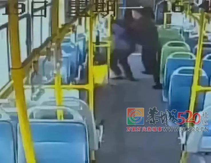“叔叔，我特别害怕”......小学女生向公交司机求助，司机问明原因后愤然出手！183 / 作者:桂花糕 / 帖子ID:266492