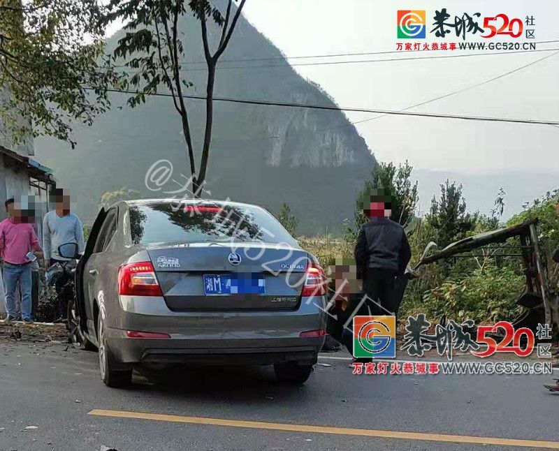 突发！事发嘉会九板，一湖南牌照小车与拖拉机相撞，拖拉机司机头部受伤满脸是血761 / 作者:和平街林广 / 帖子ID:266493