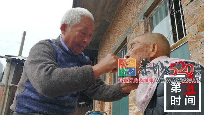 【身边典型】恭城三寨村有位“活雷锋”！退休教师谢朝登义务为村里老小理发已50多年434 / 作者:承接水电安装 / 帖子ID:266510