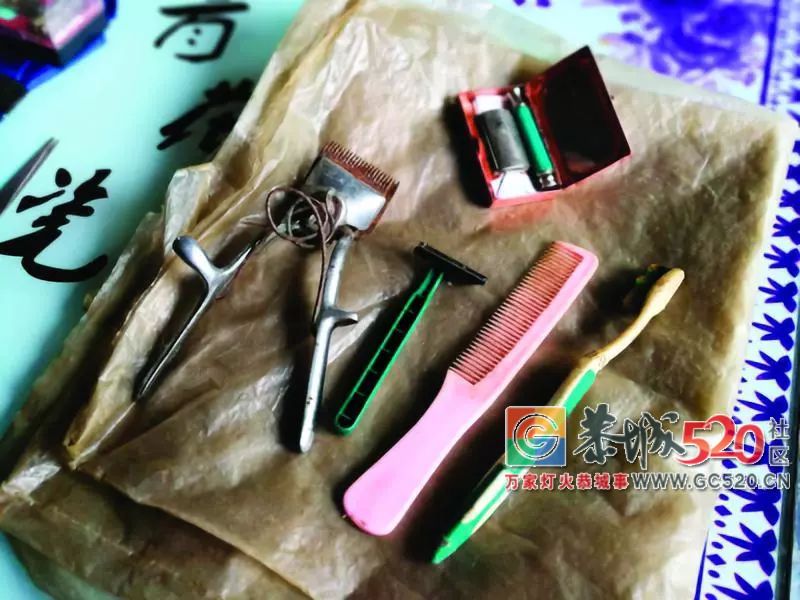 【身边典型】恭城三寨村有位“活雷锋”！退休教师谢朝登义务为村里老小理发已50多年687 / 作者:承接水电安装 / 帖子ID:266510