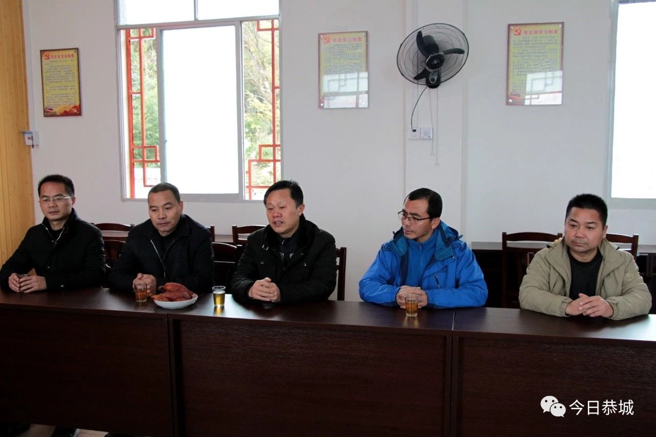 唐寿元携桂林市政协委员到德良村开展扶贫慰问资助活动967 / 作者:茶江余晖 / 帖子ID:266790