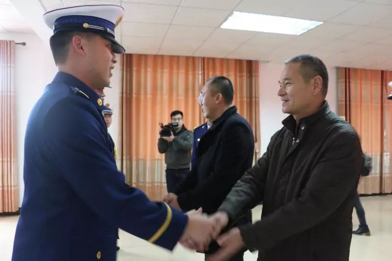 恭城消防救援队伍授衔和换装仪式隆重举行212 / 作者:分类小编 / 帖子ID:266847