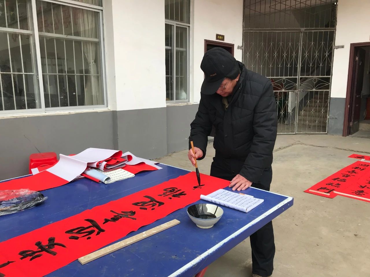 老年大学：春联下乡送祝福 翰墨飘香迎新年661 / 作者:茶江余晖 / 帖子ID:266901
