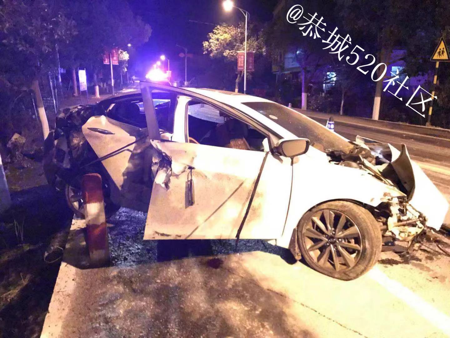 痛心！一小车不慎撞上恭城白马大桥护栏路灯，造成一死一伤！940 / 作者:茶江余晖 / 帖子ID:266902
