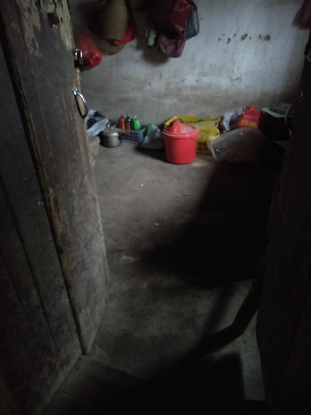 今天早上6点起床发现在鸡笼里的10几个鸡被人偷了608 / 作者:单身汉子 / 帖子ID:266971