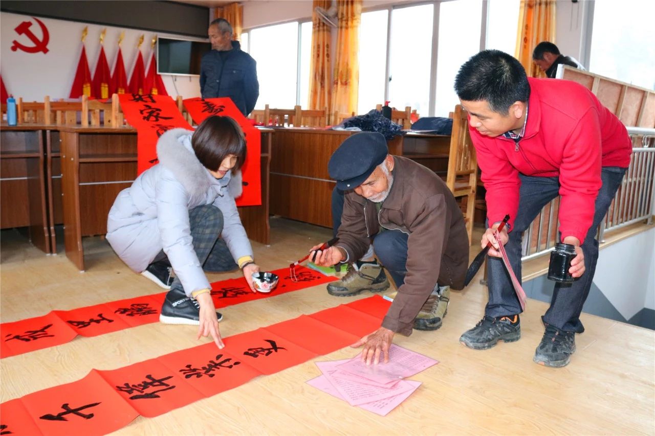 莲花：“三下乡”活动送春联暖民心111 / 作者:对岸烽火 / 帖子ID:266974