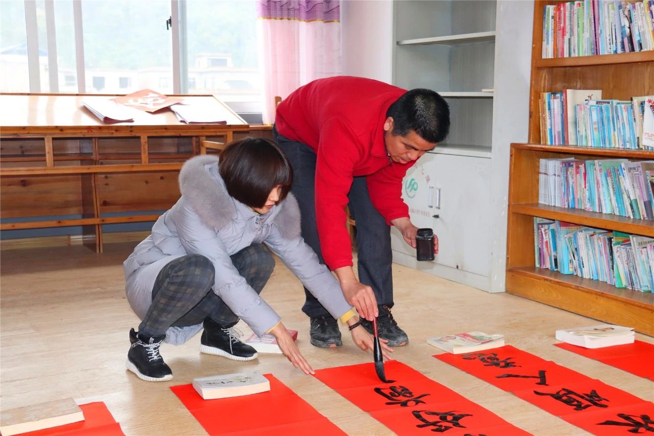 莲花：“三下乡”活动送春联暖民心425 / 作者:对岸烽火 / 帖子ID:266974