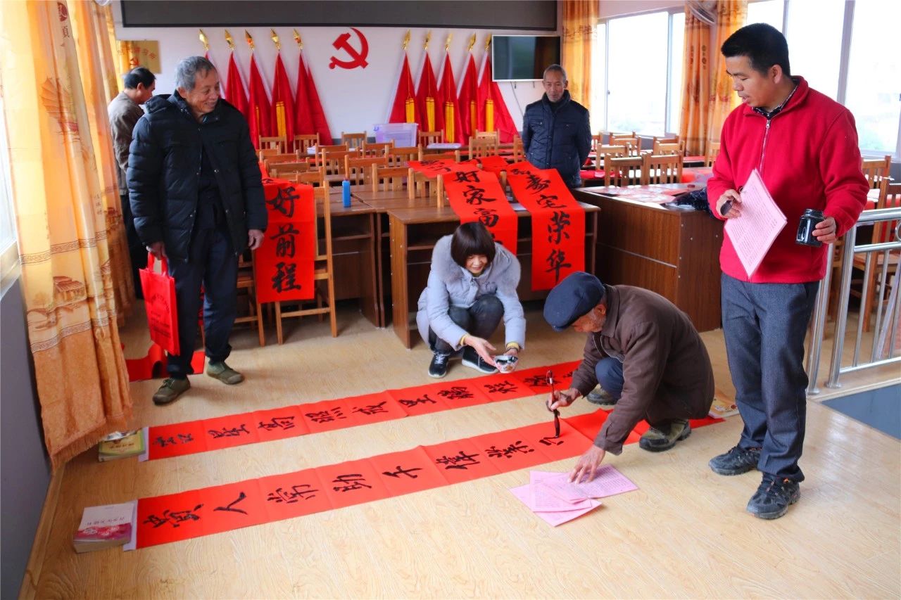 莲花：“三下乡”活动送春联暖民心437 / 作者:对岸烽火 / 帖子ID:266974