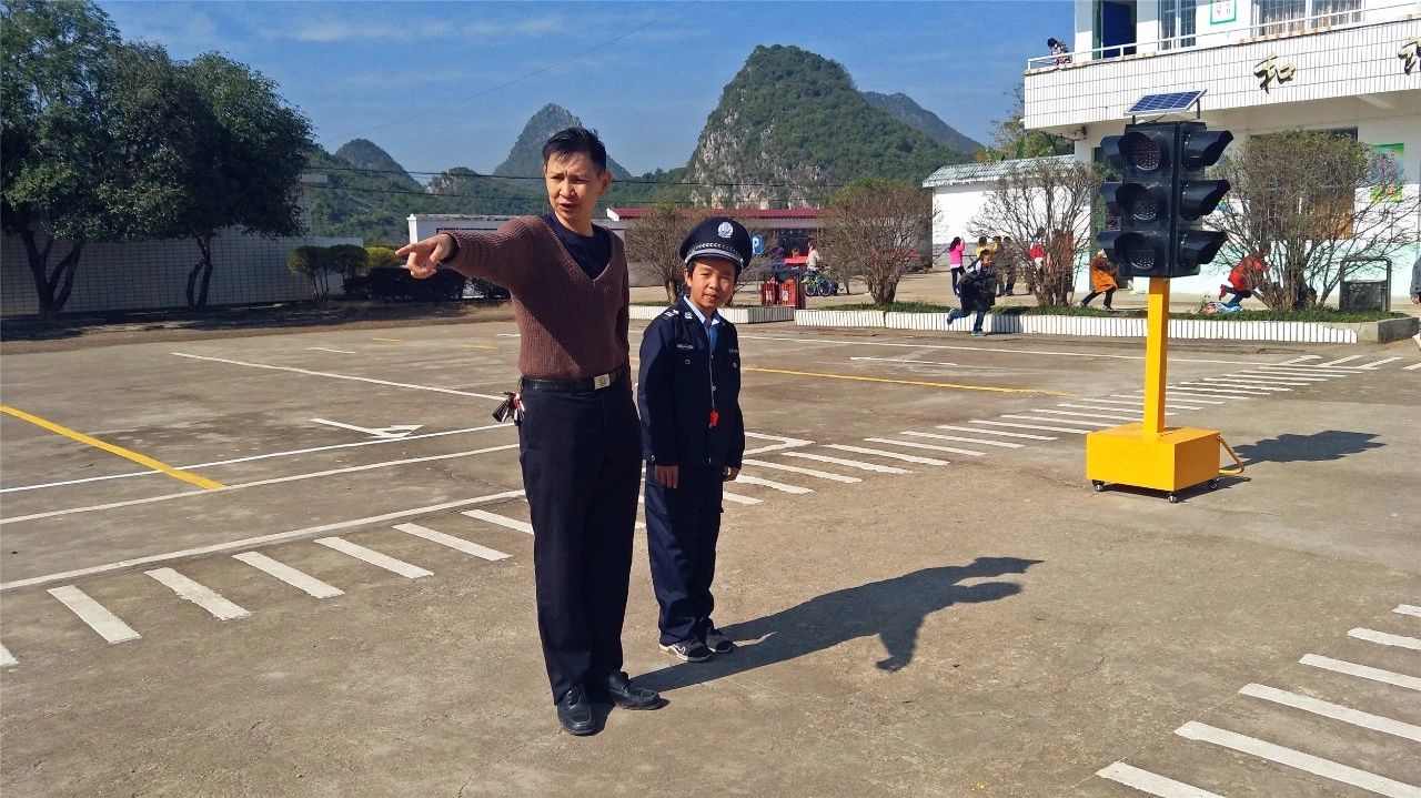 县交警大队到平安乡新街小学开展“交通安全模拟场景体验”80 / 作者:baby甜心 / 帖子ID:267004
