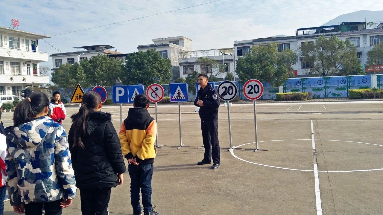 县交警大队到平安乡新街小学开展“交通安全模拟场景体验”552 / 作者:baby甜心 / 帖子ID:267004
