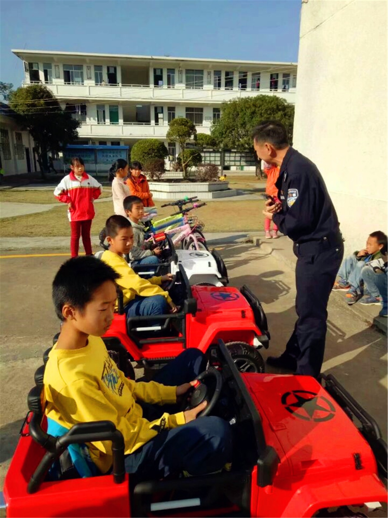 县交警大队到平安乡新街小学开展“交通安全模拟场景体验”414 / 作者:baby甜心 / 帖子ID:267004