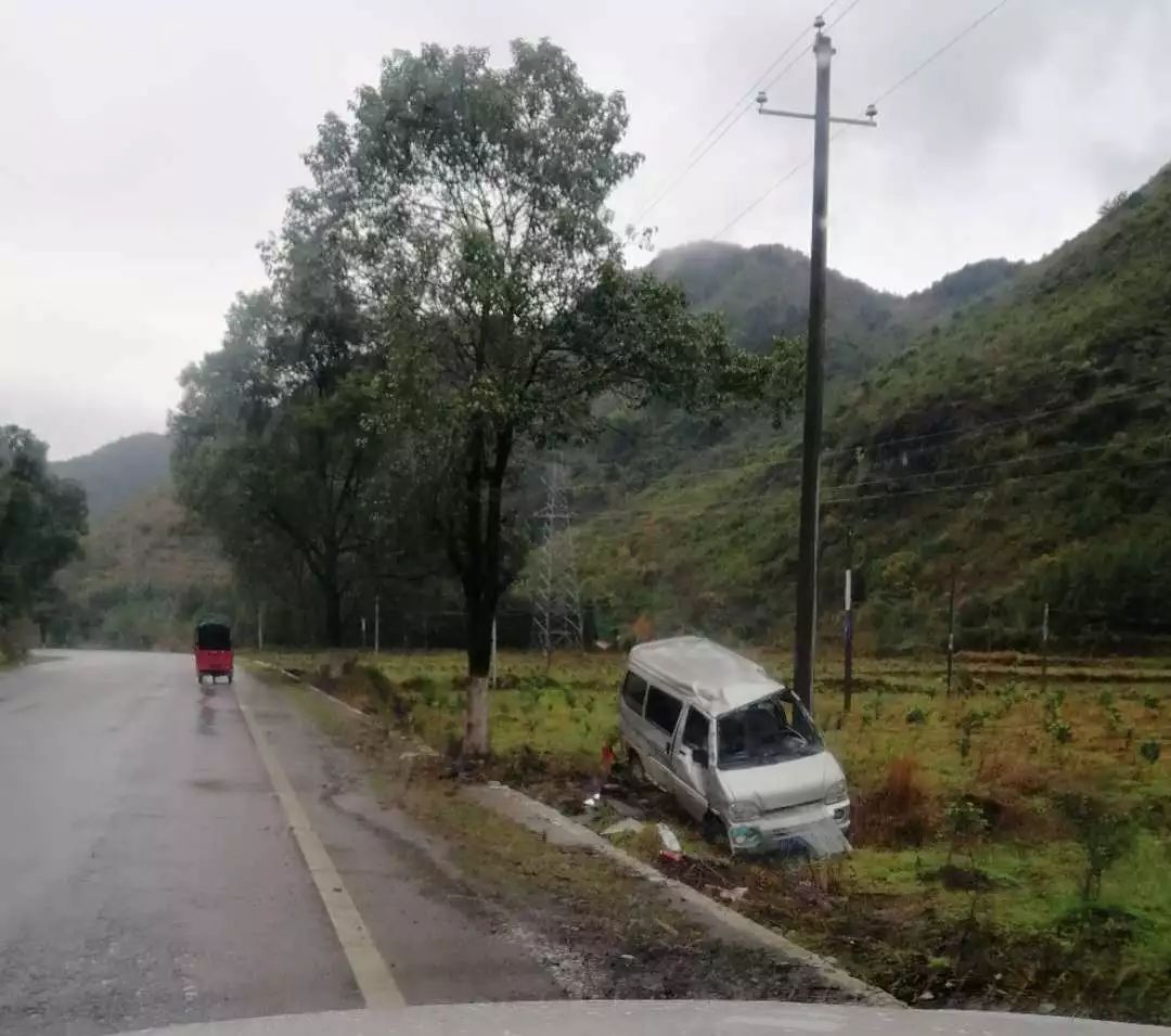 栗木定岗坳脚，一面包车“飞”入路旁田埂，车身变形，玻璃全没了！8 / 作者:分叉路口 / 帖子ID:267046