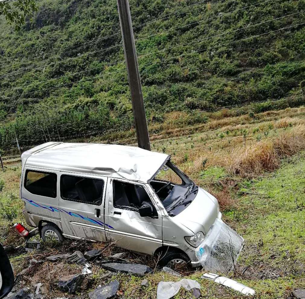 栗木定岗坳脚，一面包车“飞”入路旁田埂，车身变形，玻璃全没了！884 / 作者:分叉路口 / 帖子ID:267046