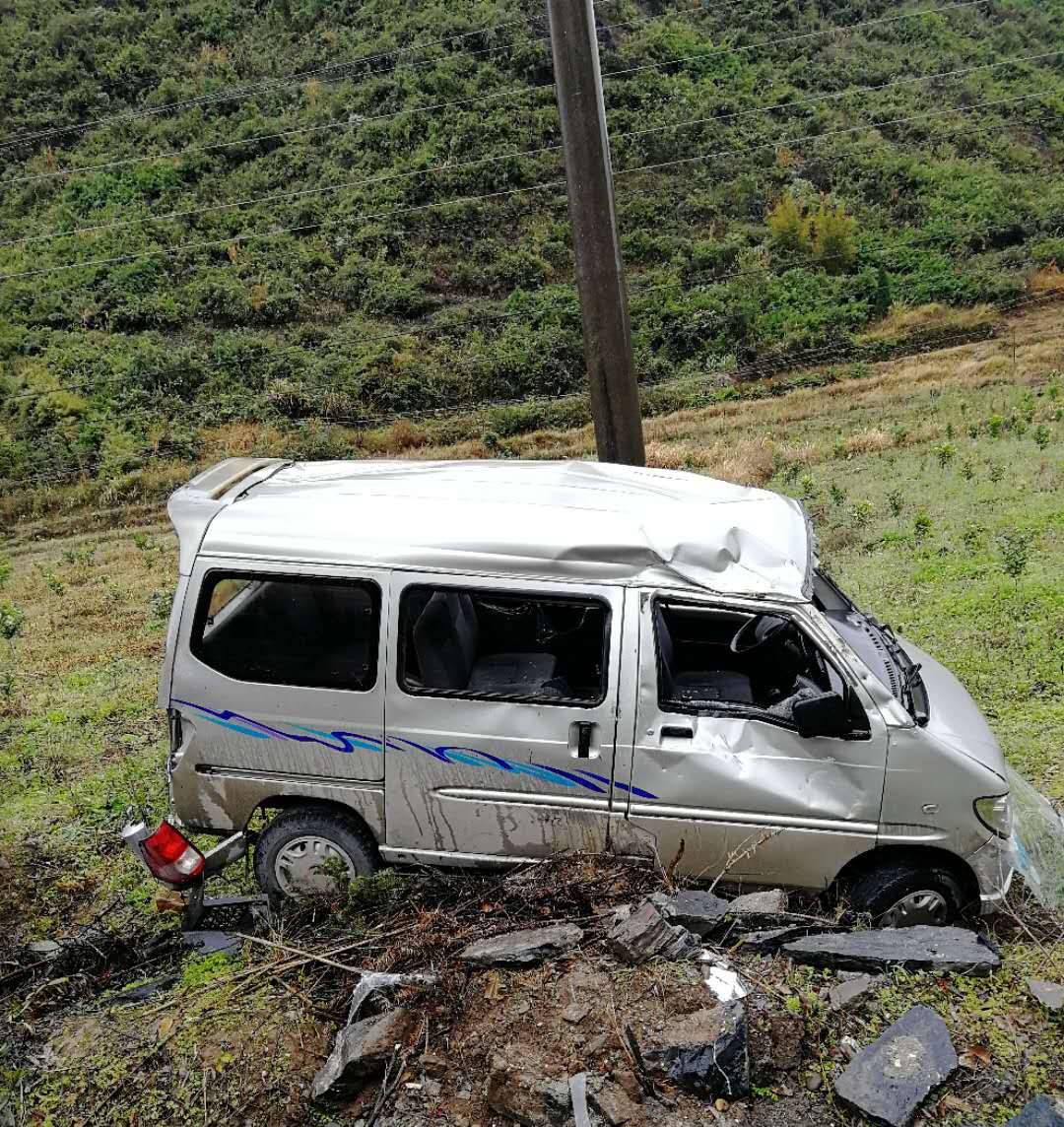 栗木定岗坳脚，一面包车“飞”入路旁田埂，车身变形，玻璃全没了！730 / 作者:分叉路口 / 帖子ID:267046