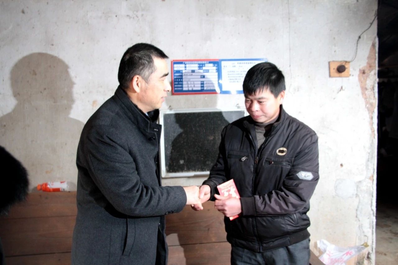 县委书记邓晓强走访慰问贫困户766 / 作者:等风十里 / 帖子ID:267165