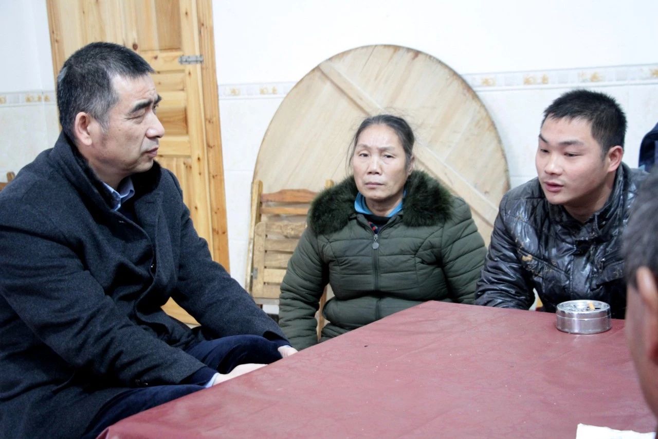 县委书记邓晓强走访慰问贫困户711 / 作者:等风十里 / 帖子ID:267165