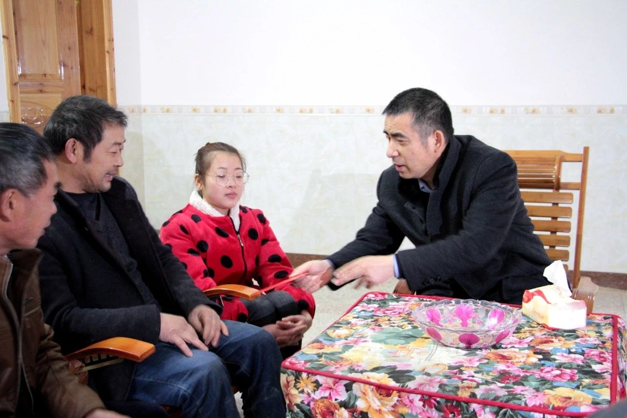 县委书记邓晓强走访慰问贫困户958 / 作者:等风十里 / 帖子ID:267165